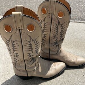 NOCONA GRAY OFF WHITE DISTRESSED BUCKAROO WESTERN COWBOY BOOTS 8 D MADE IN USA